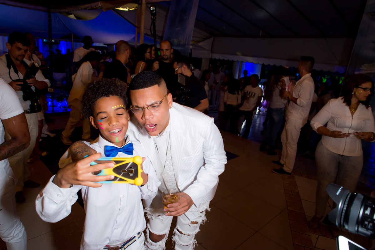 mc duduzinho fazendo selfie com fã