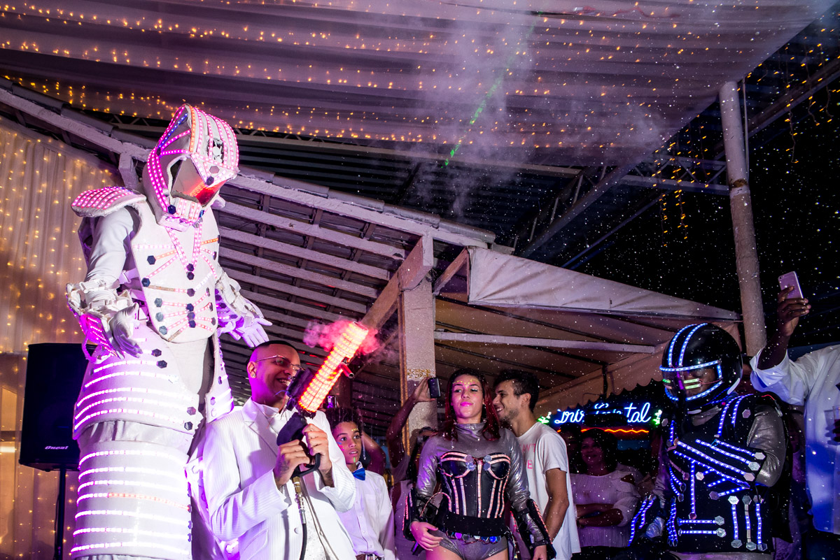 mc duduzinho  se diverte com robô led na festa de aniversário