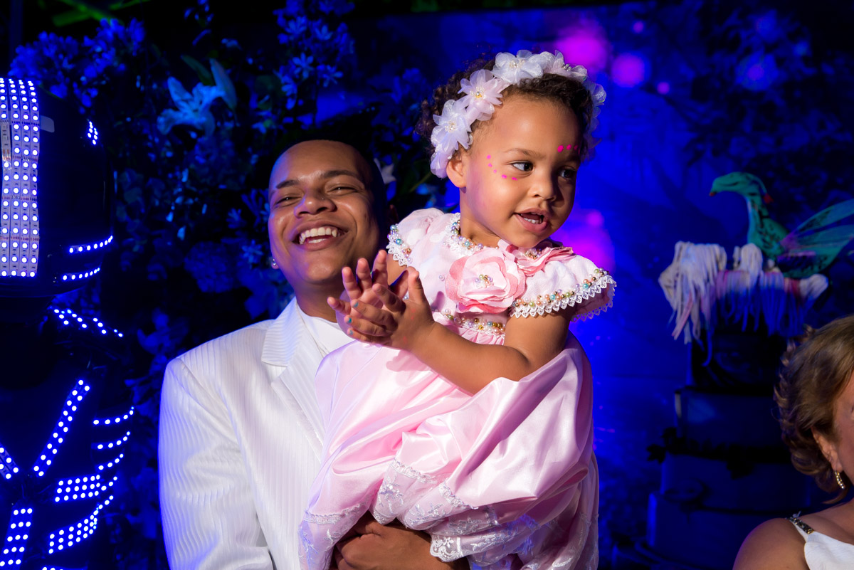 mc duduzinho canta com filha no colo