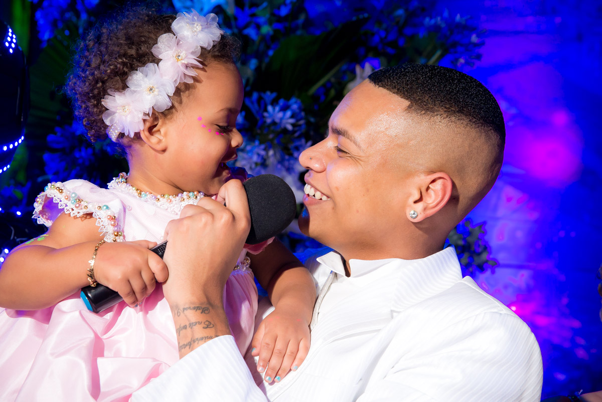 mc duduzinho cantando com a filha fotografo fabio doria