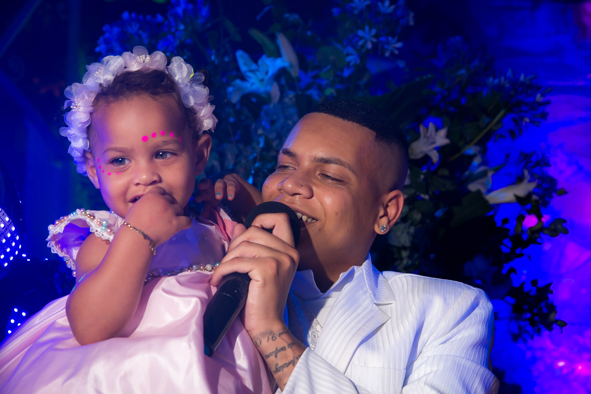 mc duduzinho cantando com a filha