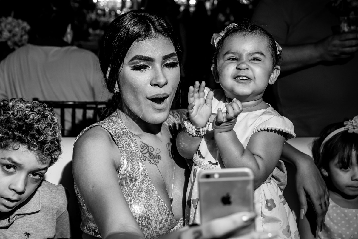 mc pocahontas tirando selfie com filha em sua festa de aniversário fotografo fabio doria o melhor do rj