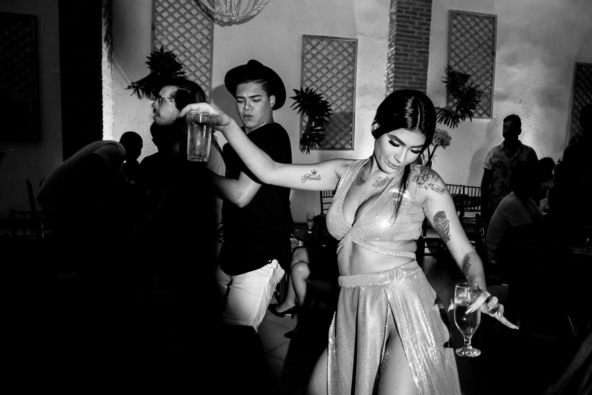 mc pocahontas dançando e comemorando