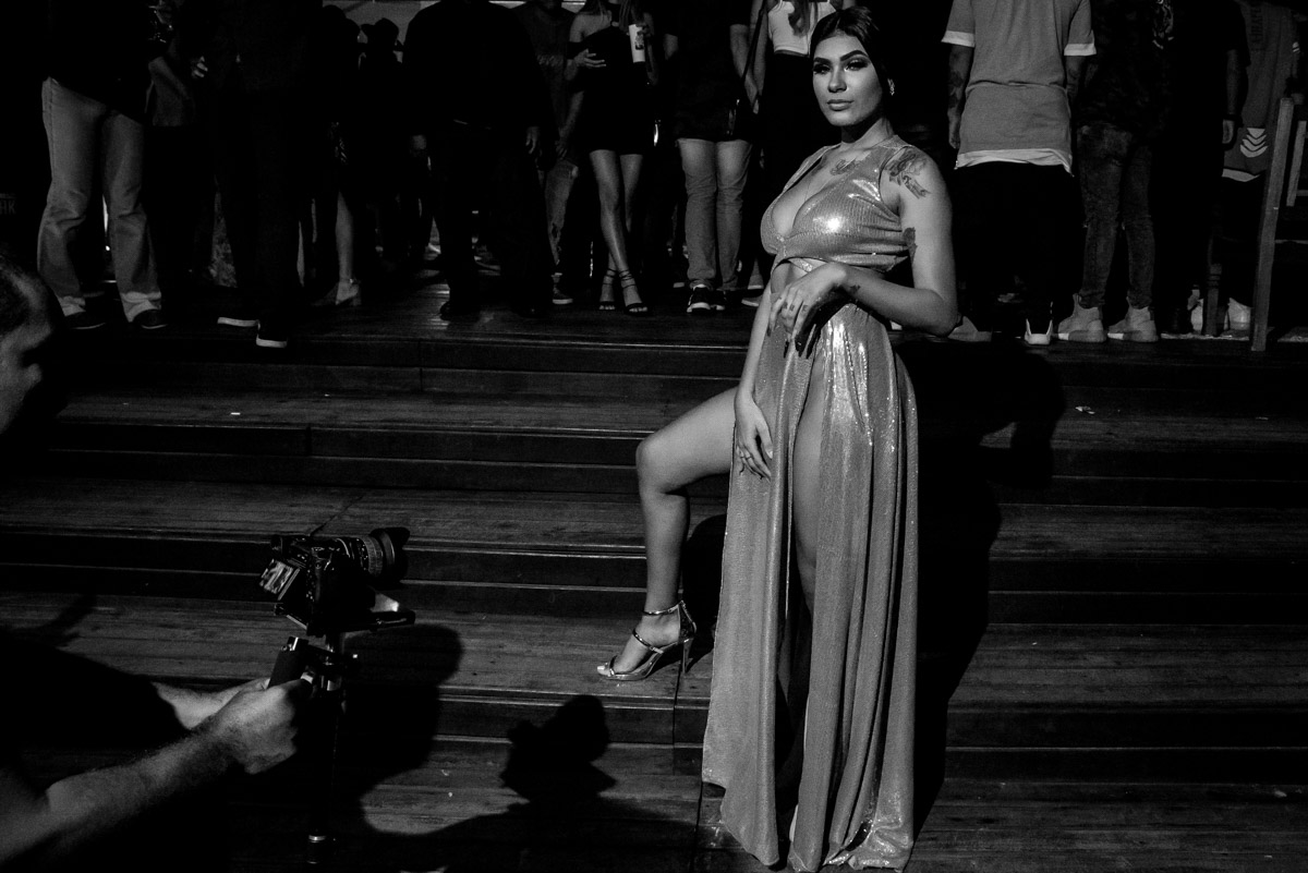 vestido longo e sensual salmão mc pocahontas