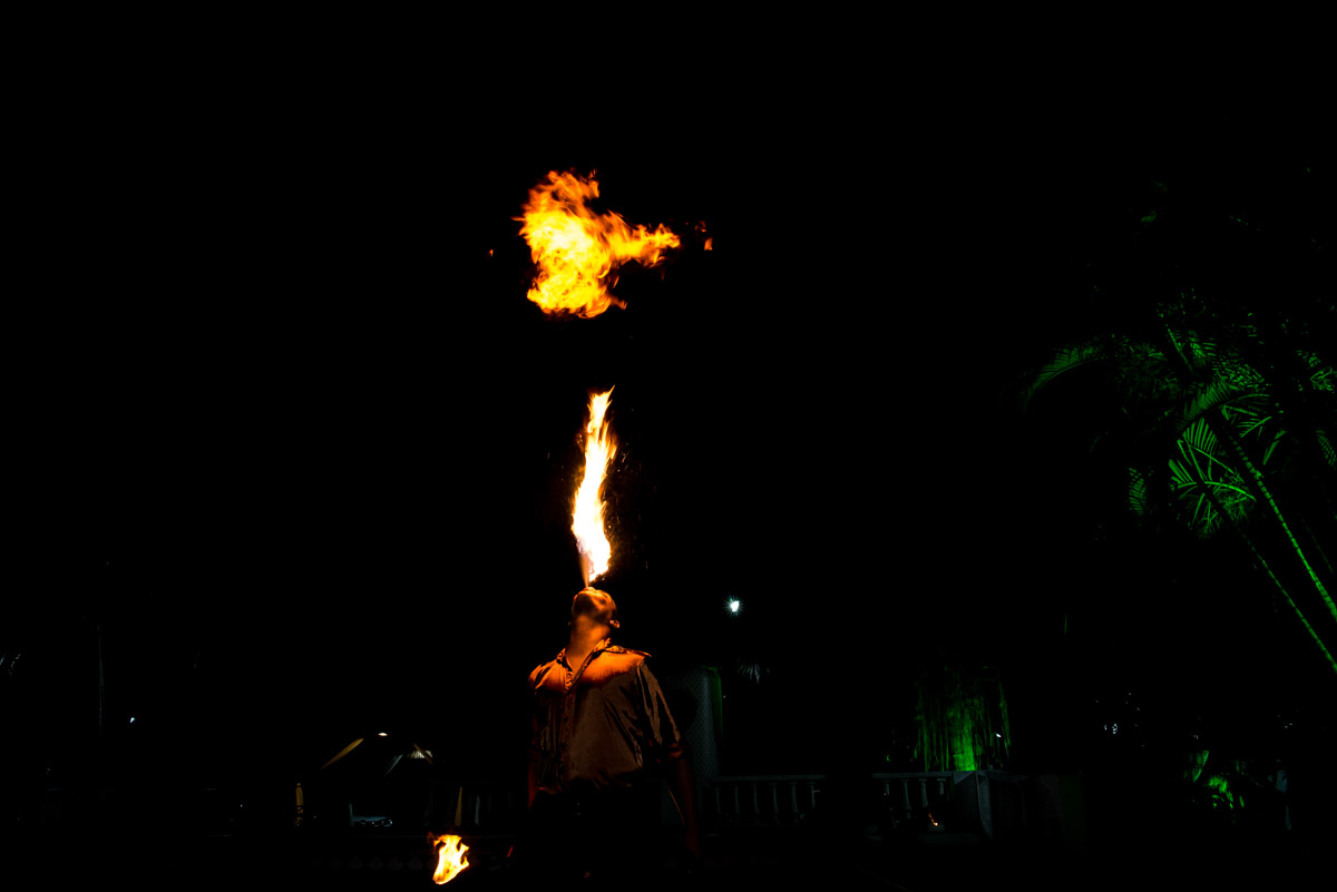 malabares com fogo na festa da mc pocahontas salão la lulla eventos