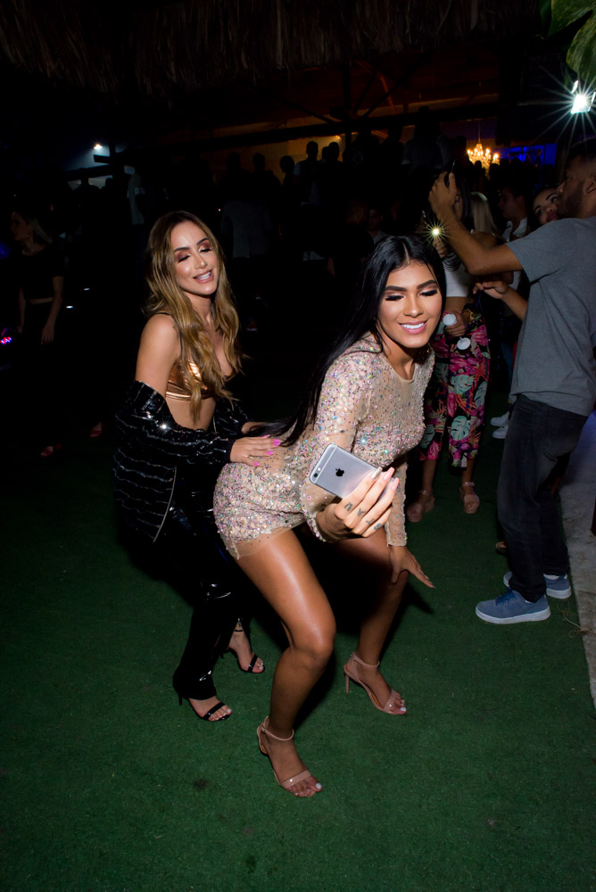 mc pocahontas dançando em sua festa de aniversário com amiga