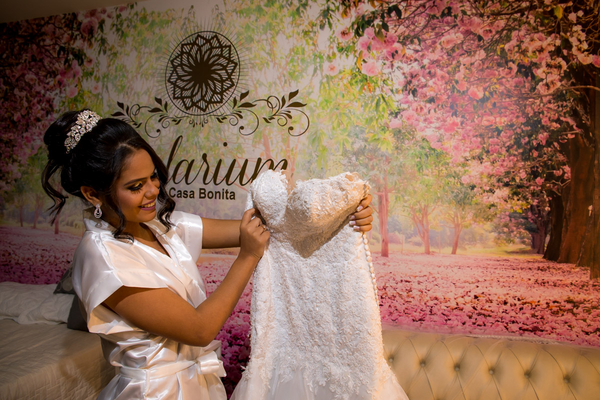 noiva olhando p seu vestido em ensaio de making of