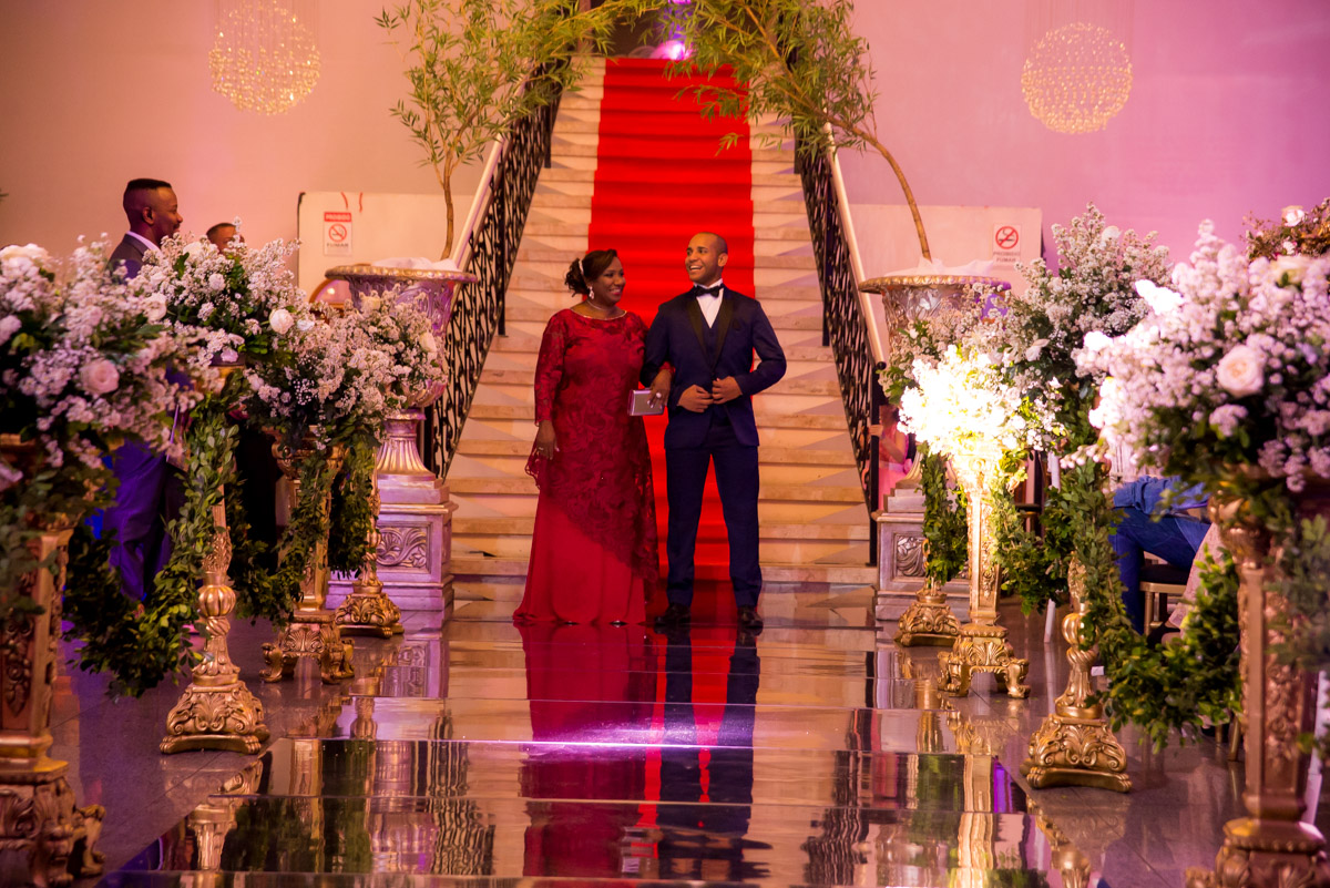 noivo entrando com a mãe