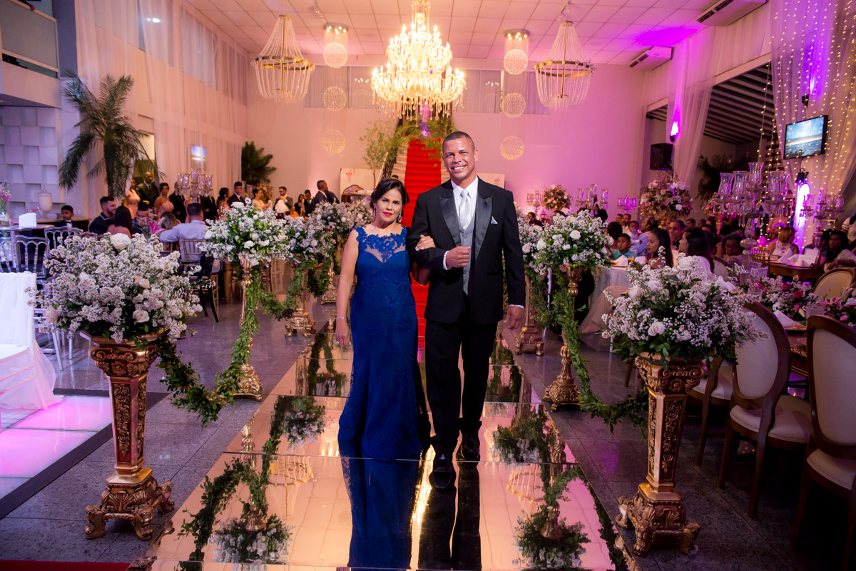 mãe da noiva entra com o pai do noivo