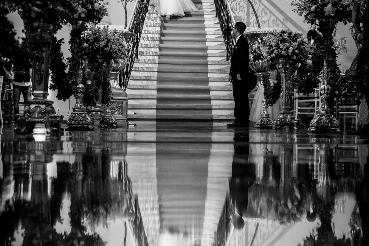 noiva descendo escada foto preta e branco