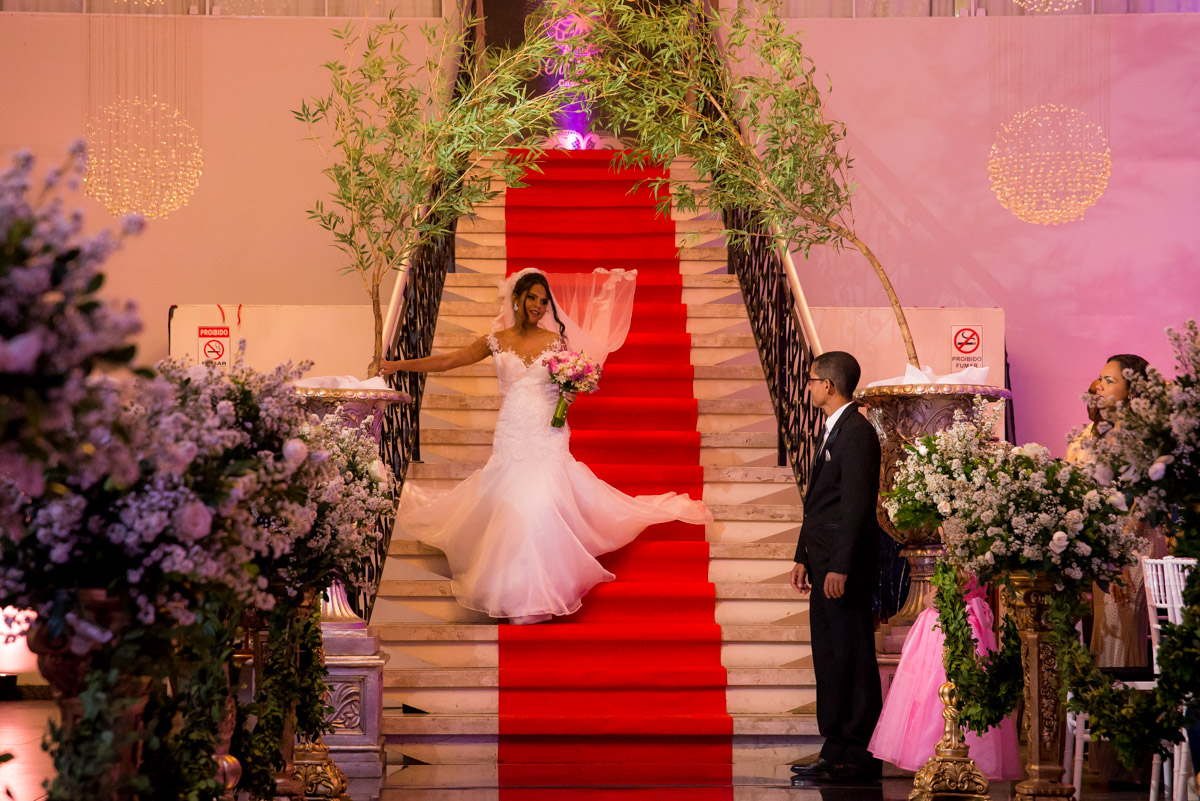 noiva descendo escada do salão solarium fotografo de casamento fabio doria
