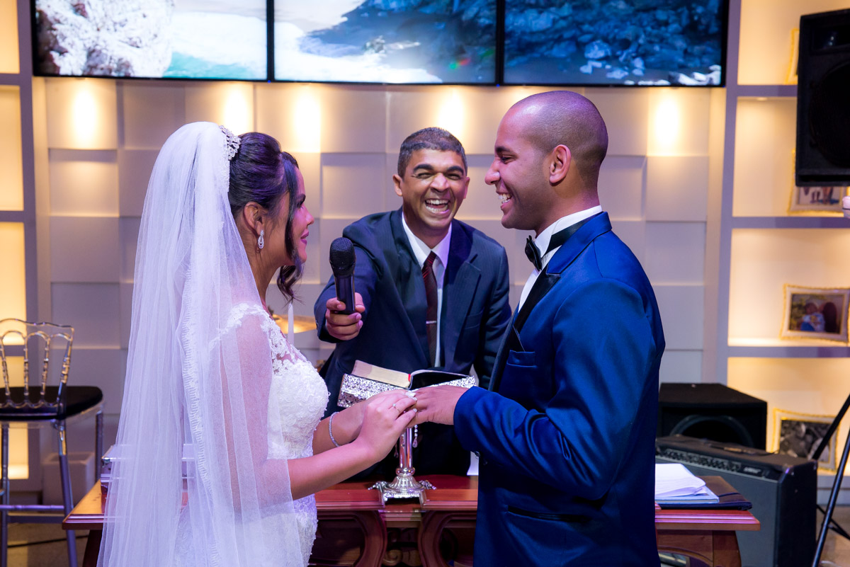 noiva colocando aliança