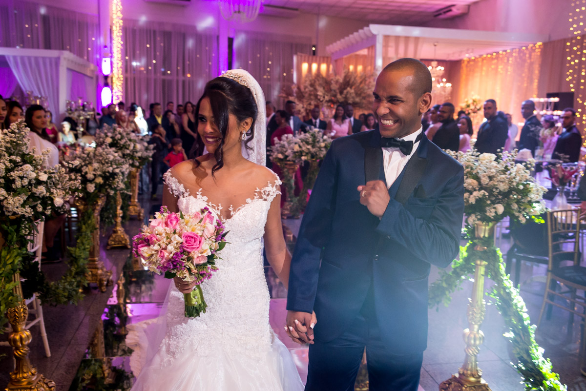 noivo vibrando e noiva sorrindo