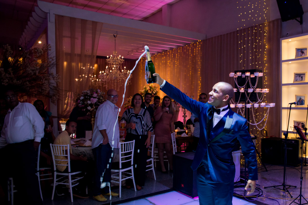 noivo estoura champanhe