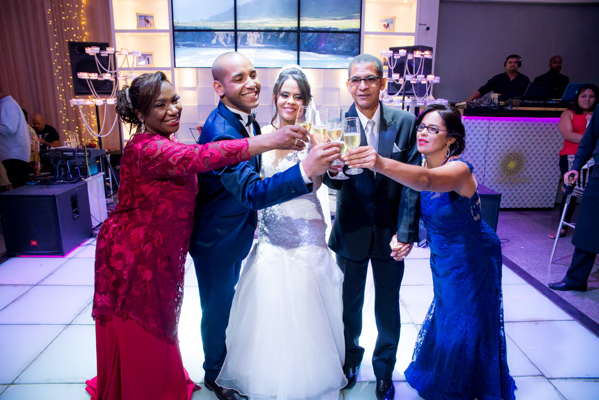 noivos e família brindando