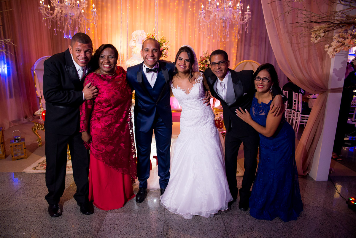noivos com os pais poses no salão