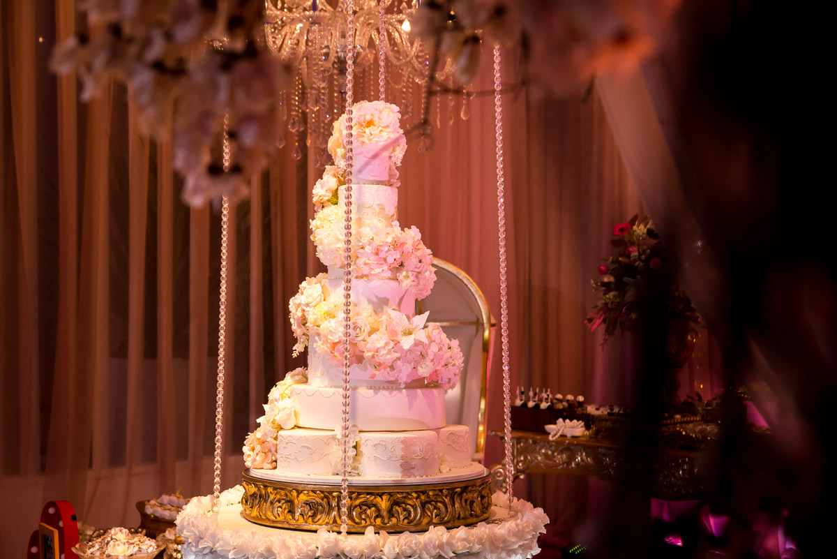 bolo flutuante no salão solarium sofisticação em decoração