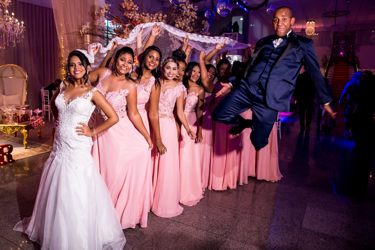 noivo dança sarrada  no ar e madrinhas seguram véu da noiva fotografo fabio doria o melhor do rio de janeiro