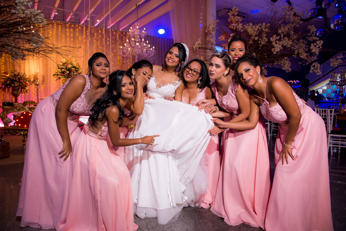 noiva e madrinhas com vestido rosa nomes das madrinhas na barra do vestido fotografo de casamento fabio doria