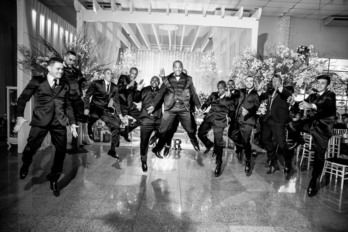 noivo e padrinhos dançando sarrada no ar