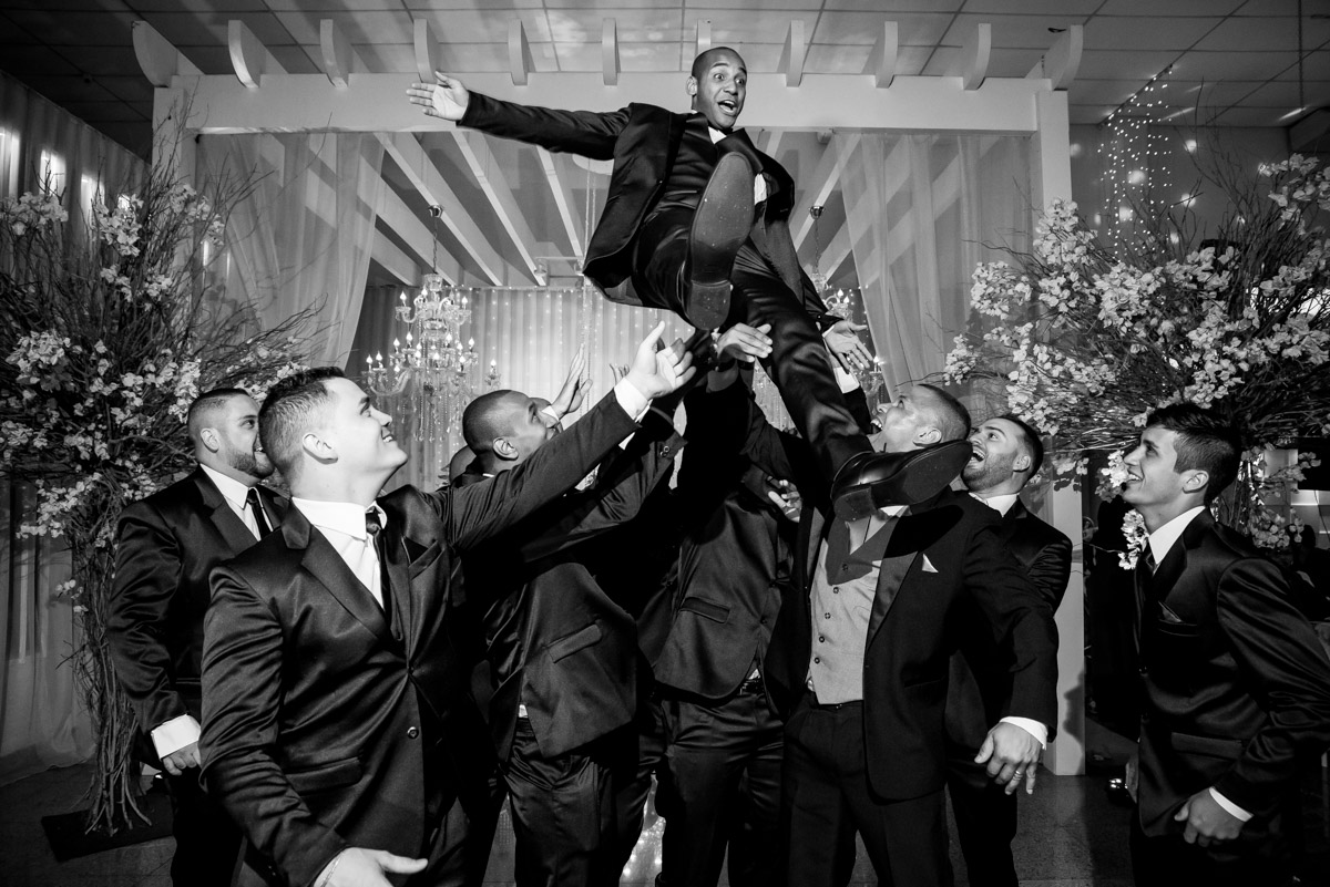 padrinhos jogam o noivo para o alto fotografo fabio doria