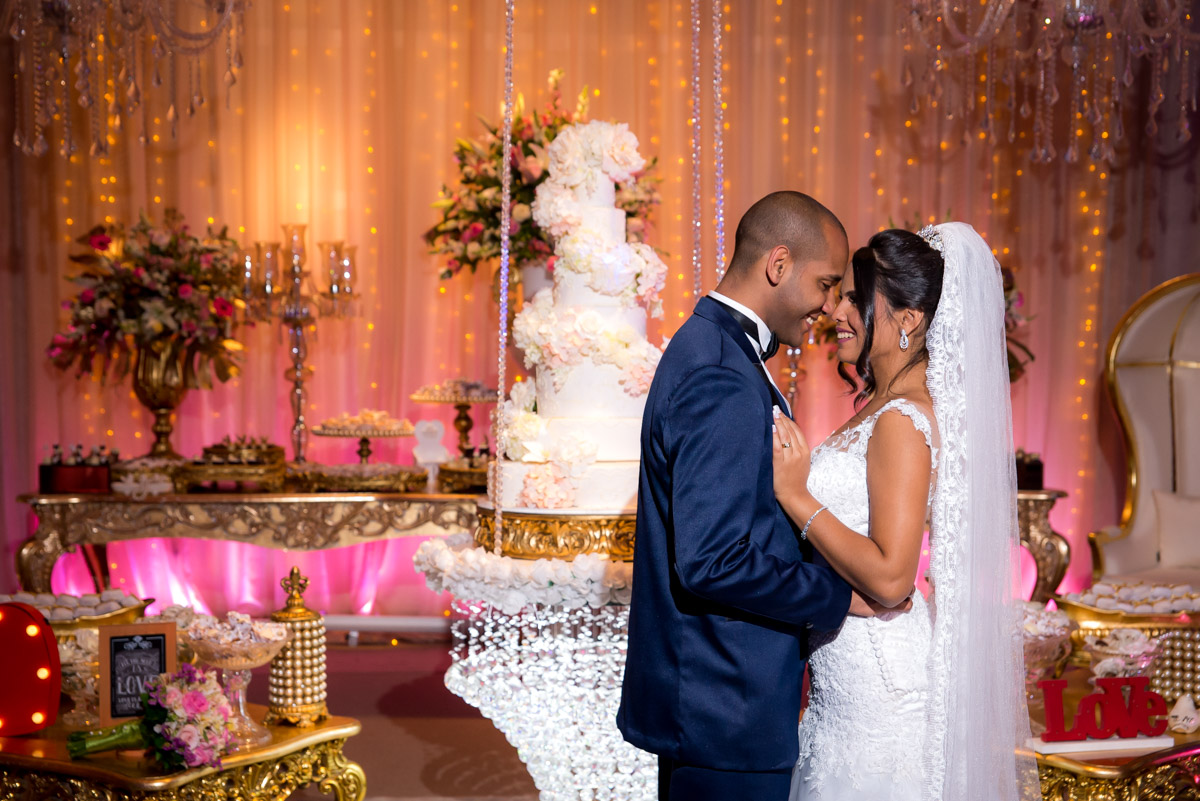 noivos trocando olhares e abraçados