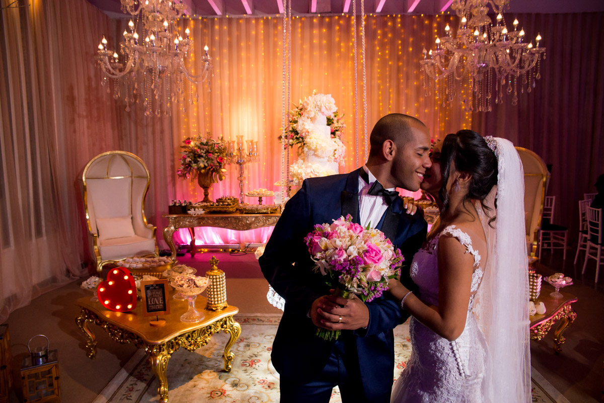 noiva dando um beijo no noivo