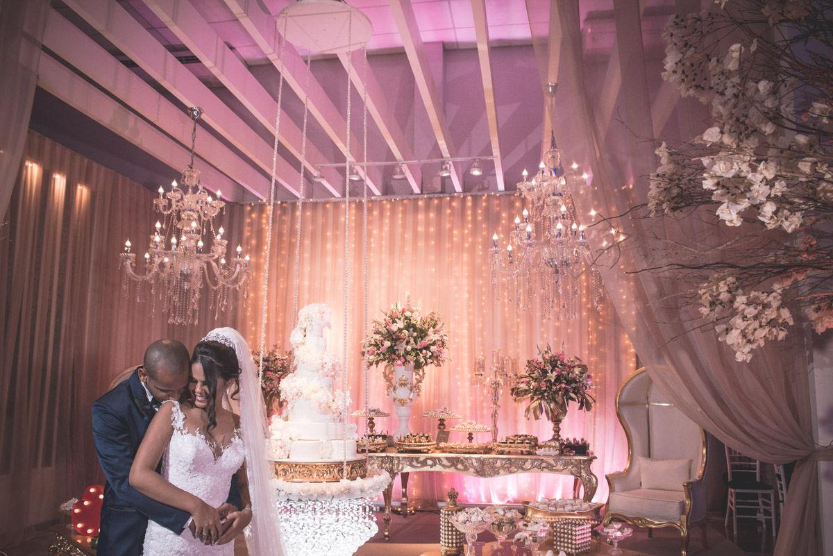 pose de casal na mesa do bolo
