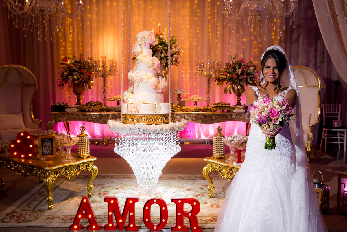noiva posa segurando buquê e no fundo bolo flutuante fotografo do salão solarium fabio doria