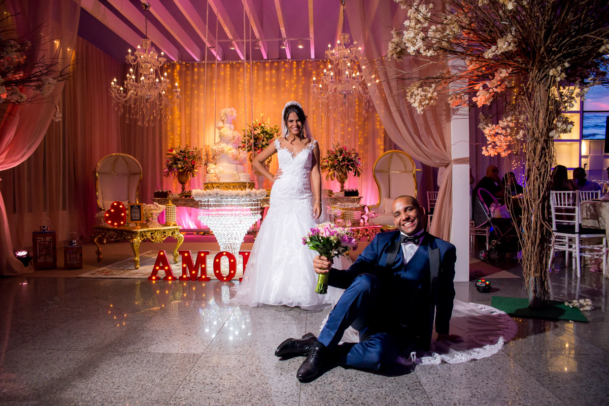 noivo sentado em cima do véu