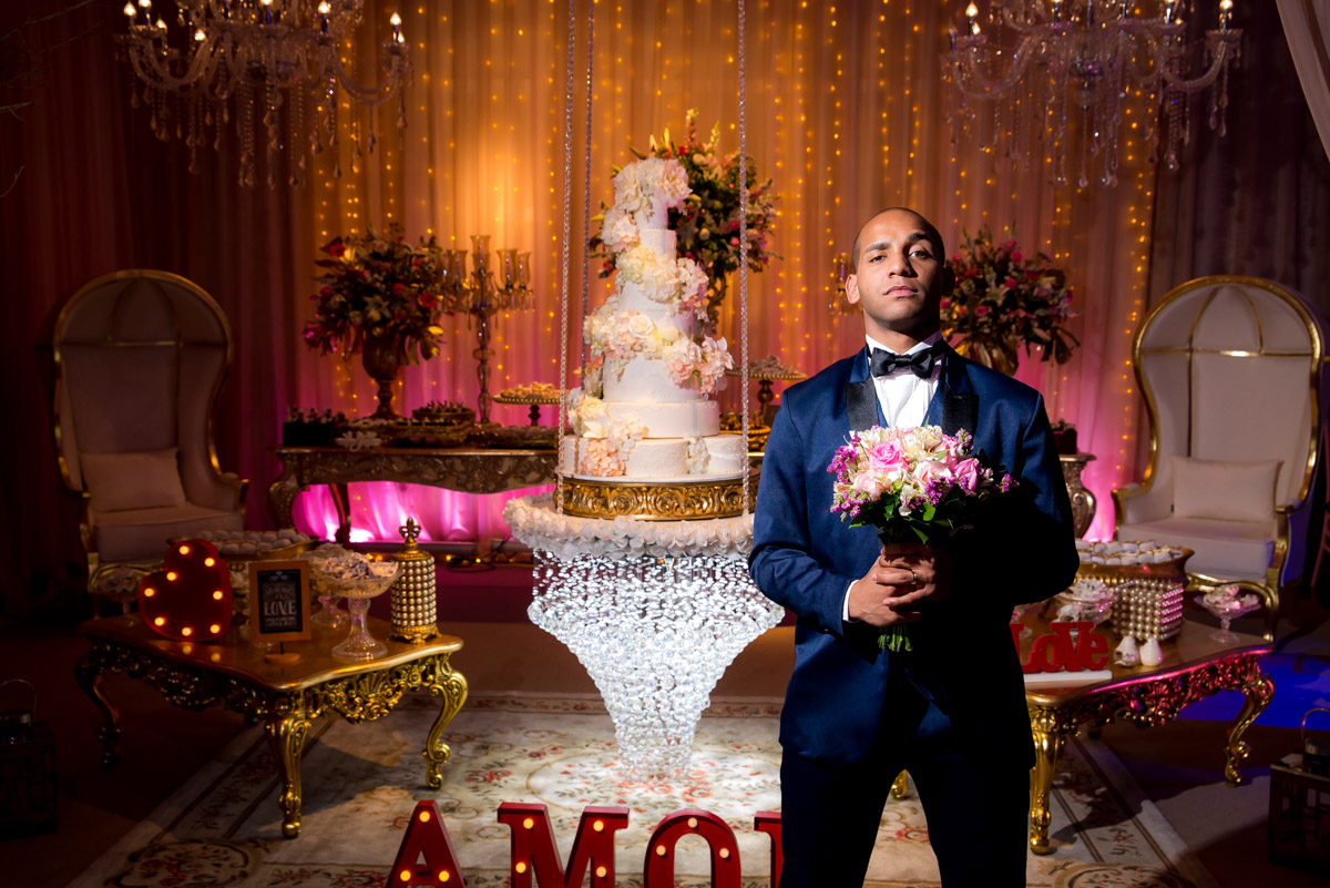 noivo segurando buquê