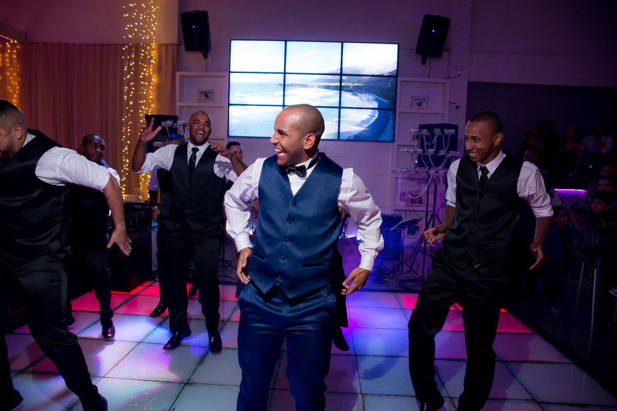 noivo e padrinhos dançando
