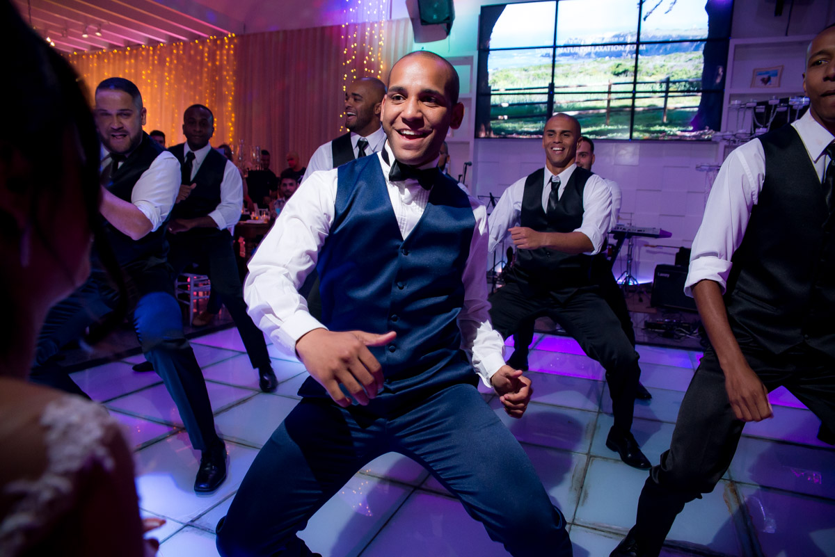noivo dançando com os padrinhos na pista de dança