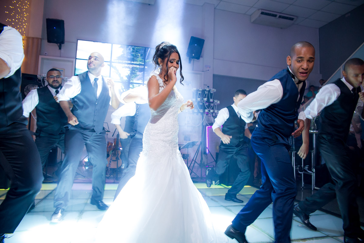 noiva dançando com noivo e padrinhos