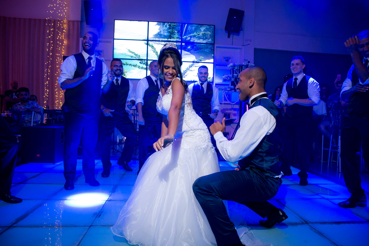 noivos dançam na pista de dança