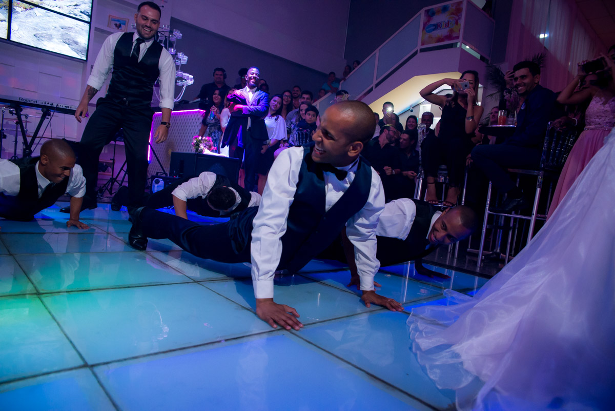 noivo dançando funk no seu casamento