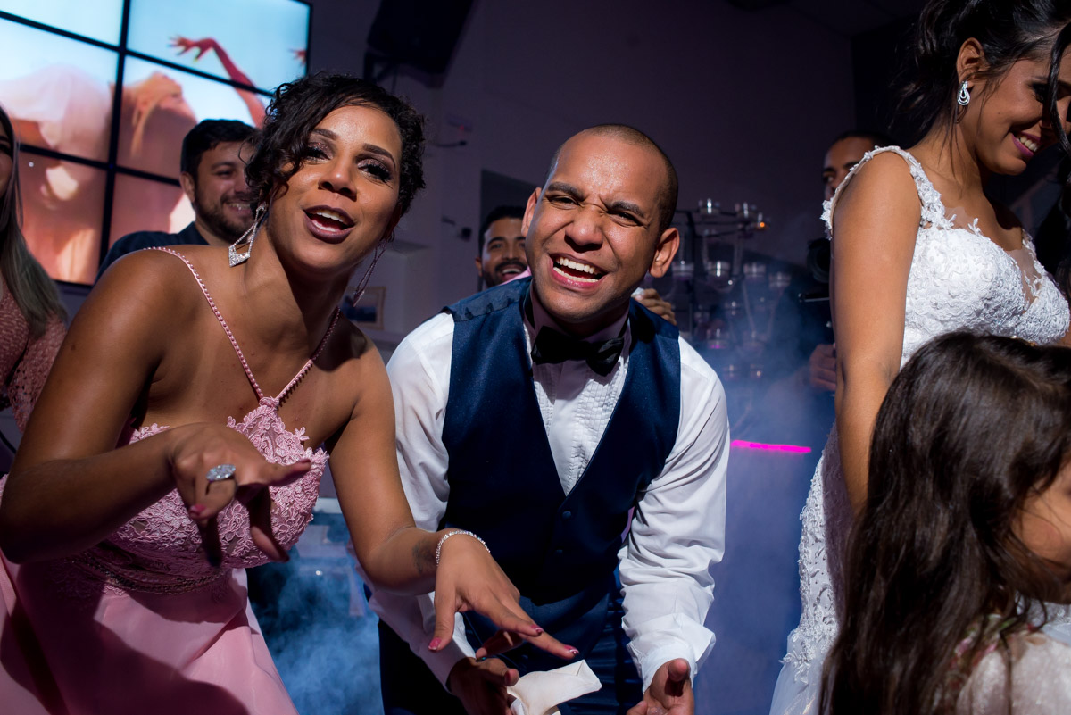 noivo dançando com a irmã