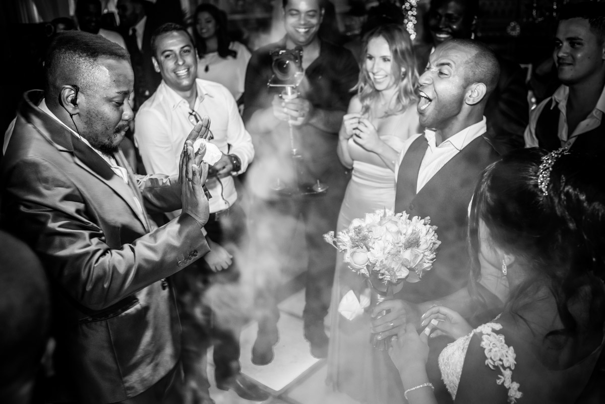 noivos dançando com cerimonialista
