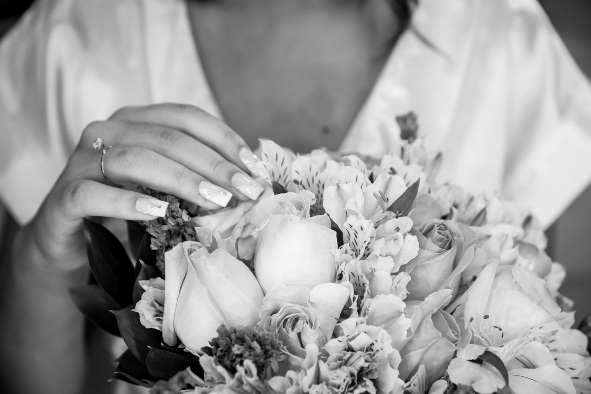 unha da noiva segurando o buquê