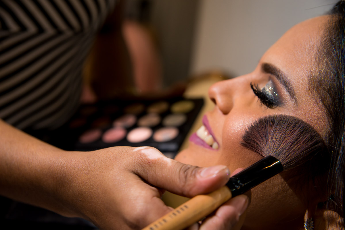 noiva sendo maquiada fotografo fabio doria