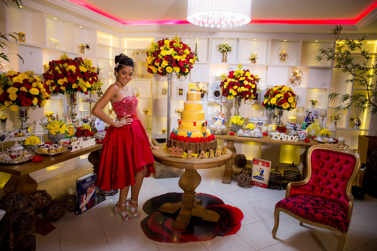 debutante na mesa do bolo com vestido vermelho