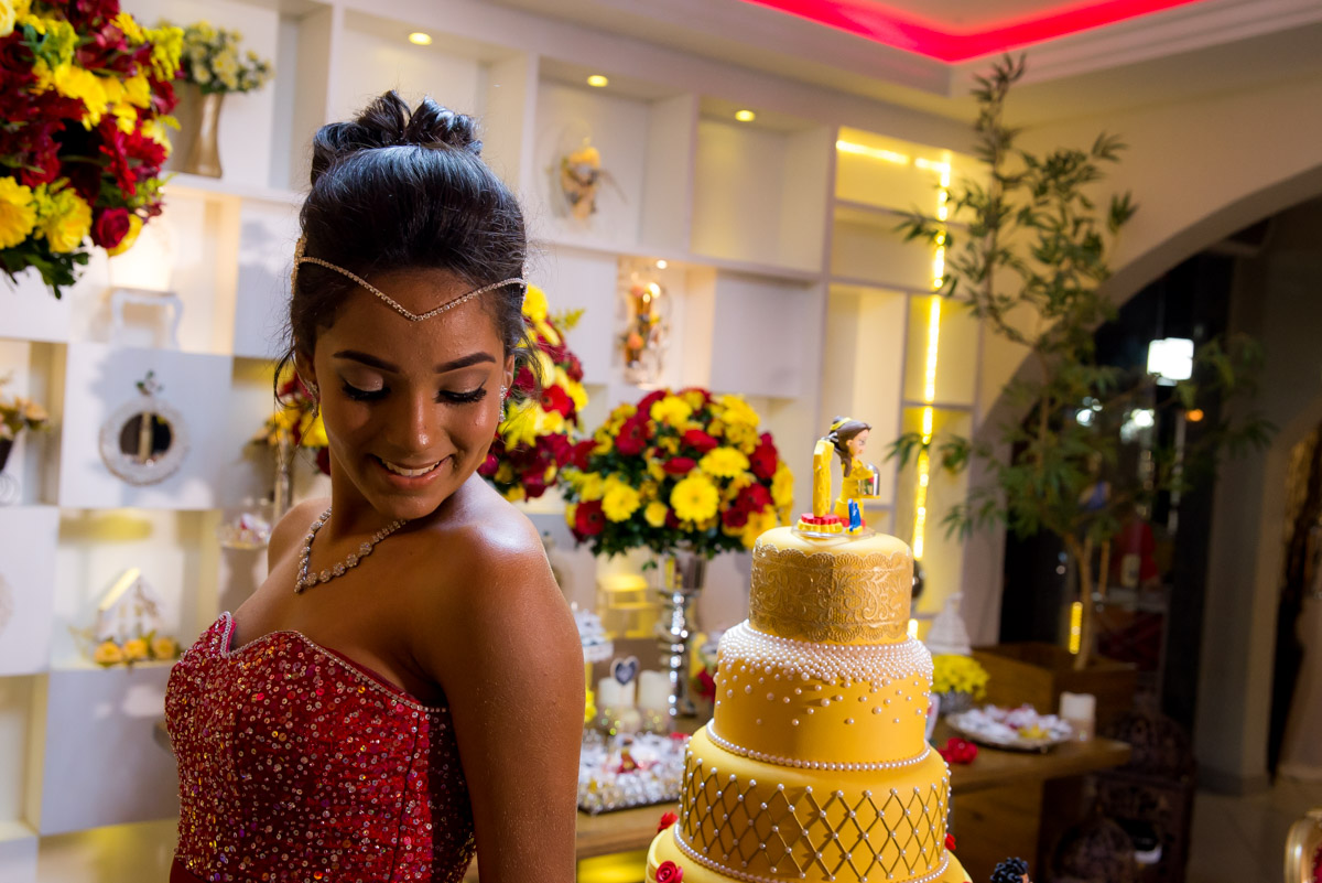 pose para debutante na mesa do bolo