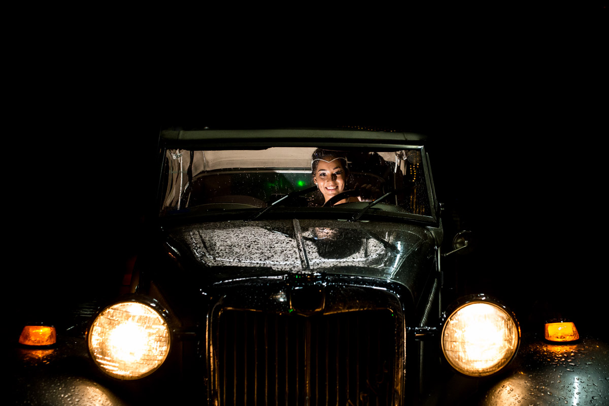 debutante chega em carro antigo conversível carro mp