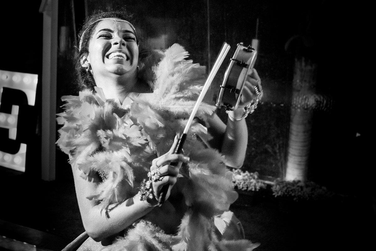 debutante tocando tamborim