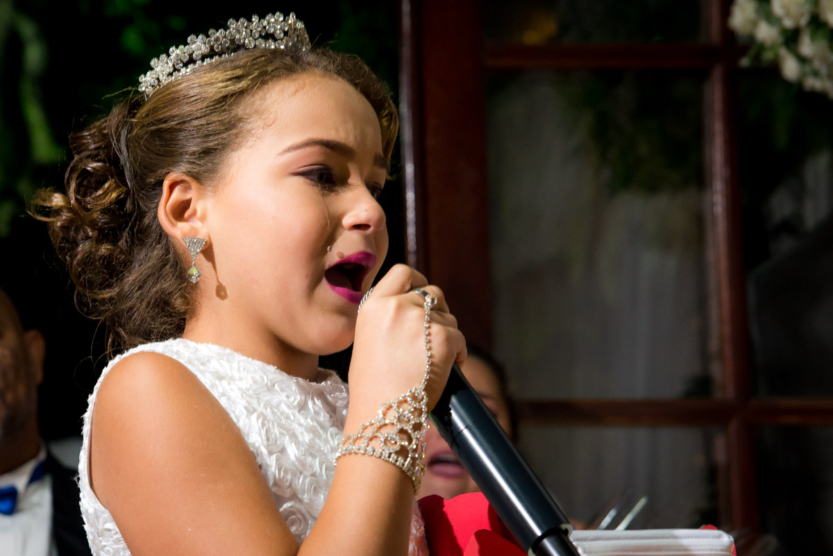 irmã da debutante cantando emocionada