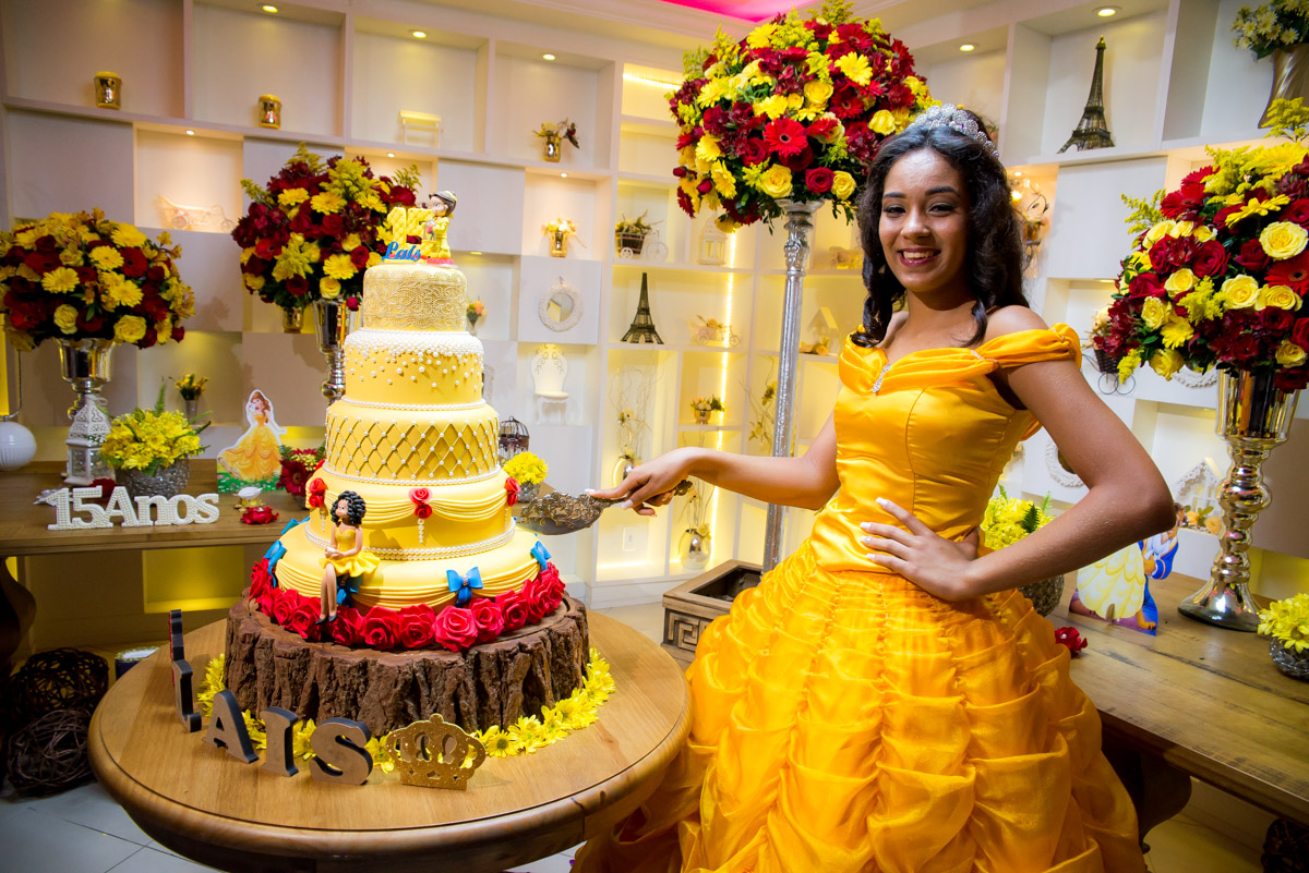 debutante com vestido amarelo festa personalizada