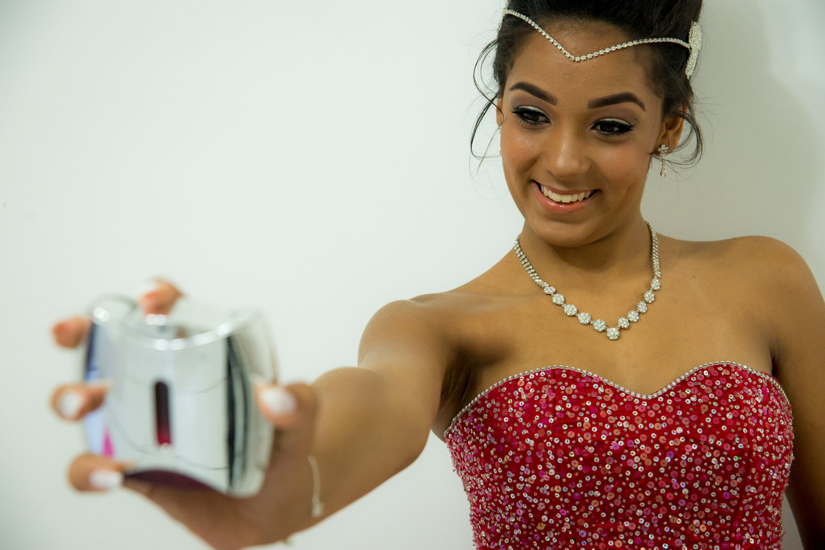 debutante em ensaio de making of segurando perfume