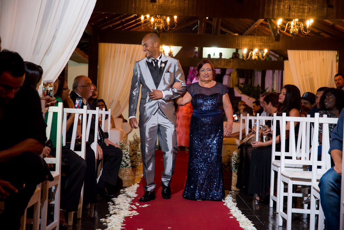 noivo entrando com a mãe