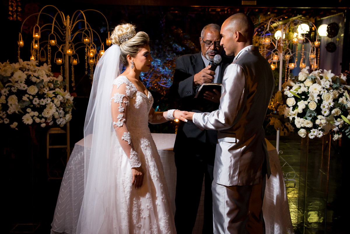 noivo colocando aliança