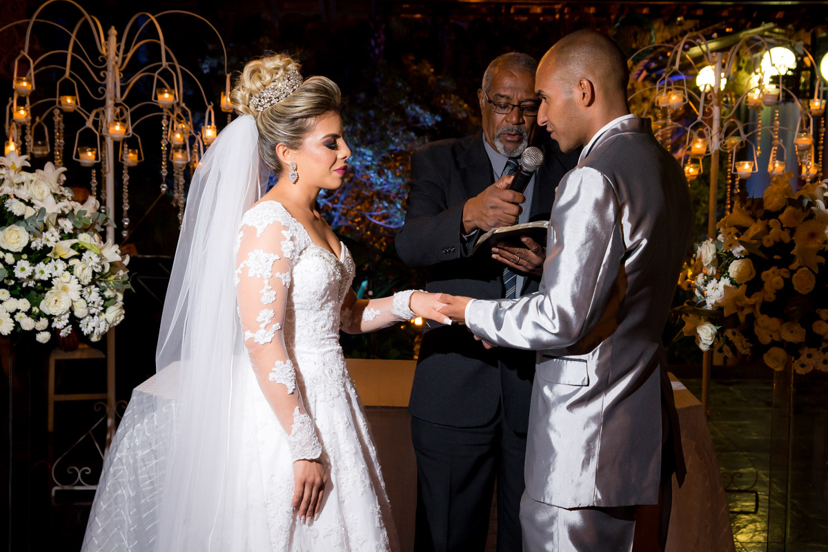 noivos de mãos dadas